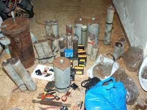CONFISCAN ARMAS ISRAELÍ EN HOMOS Y UN EXPLOSIÓN EN LA CALLE PRINCIPAL DE DERAA